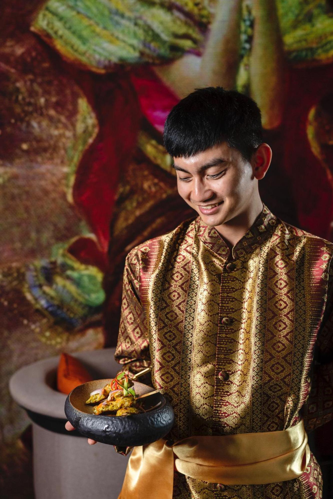 Dusit Doha Hotel Exterior foto A Thai man wearing a Thai shirt