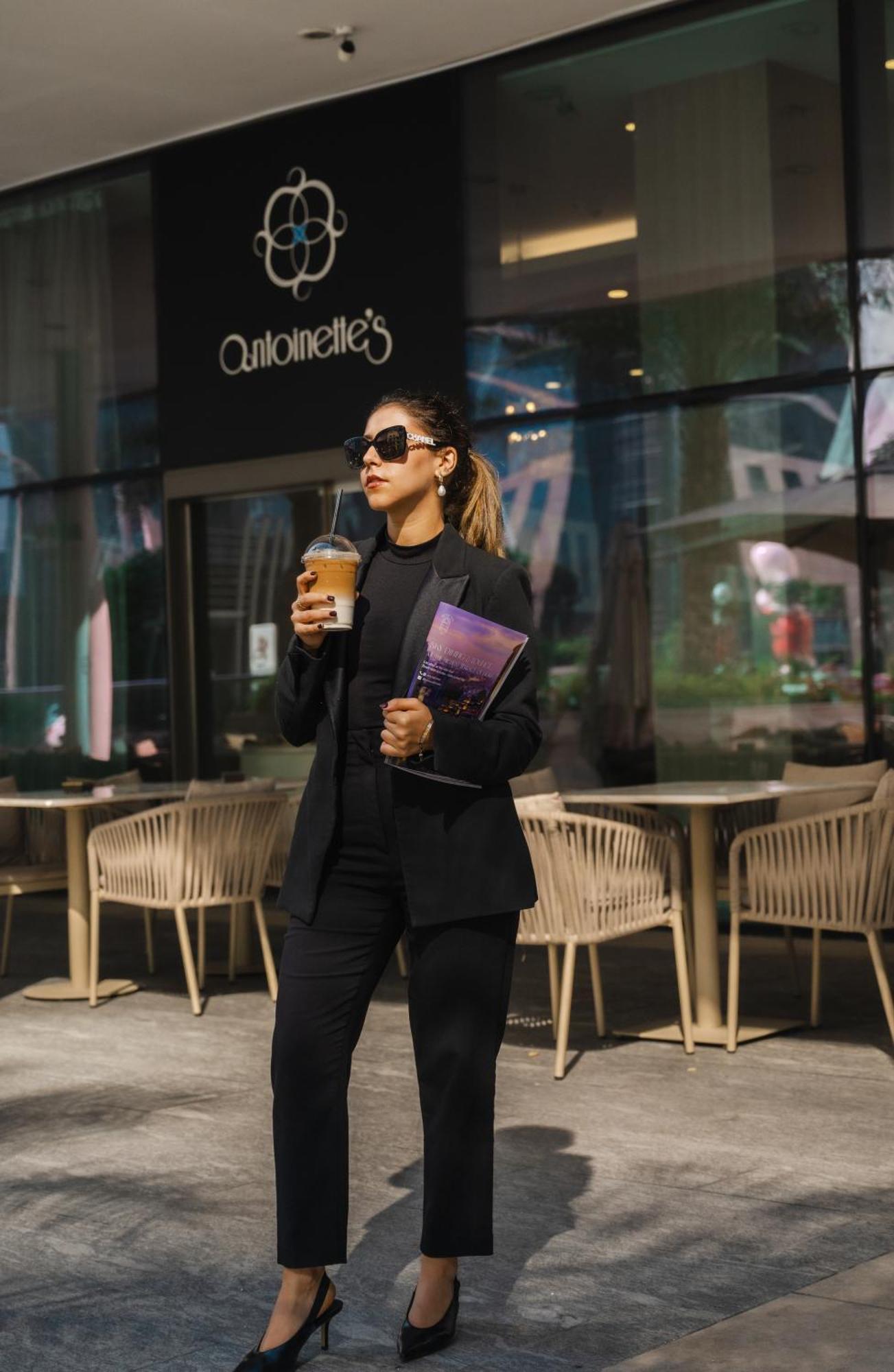 Dusit Doha Hotel Exterior foto A woman wearing a blazer