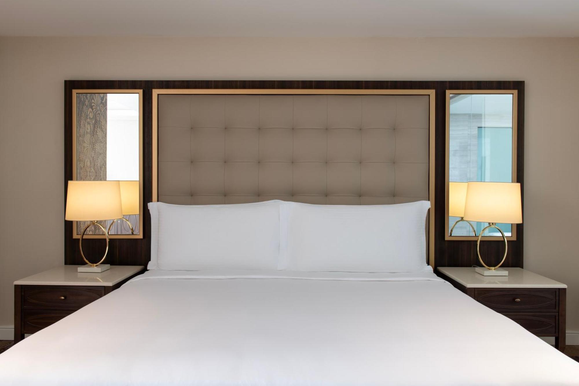 Dusit Doha Hotel Exterior foto A bedroom at the Conrad Dubai