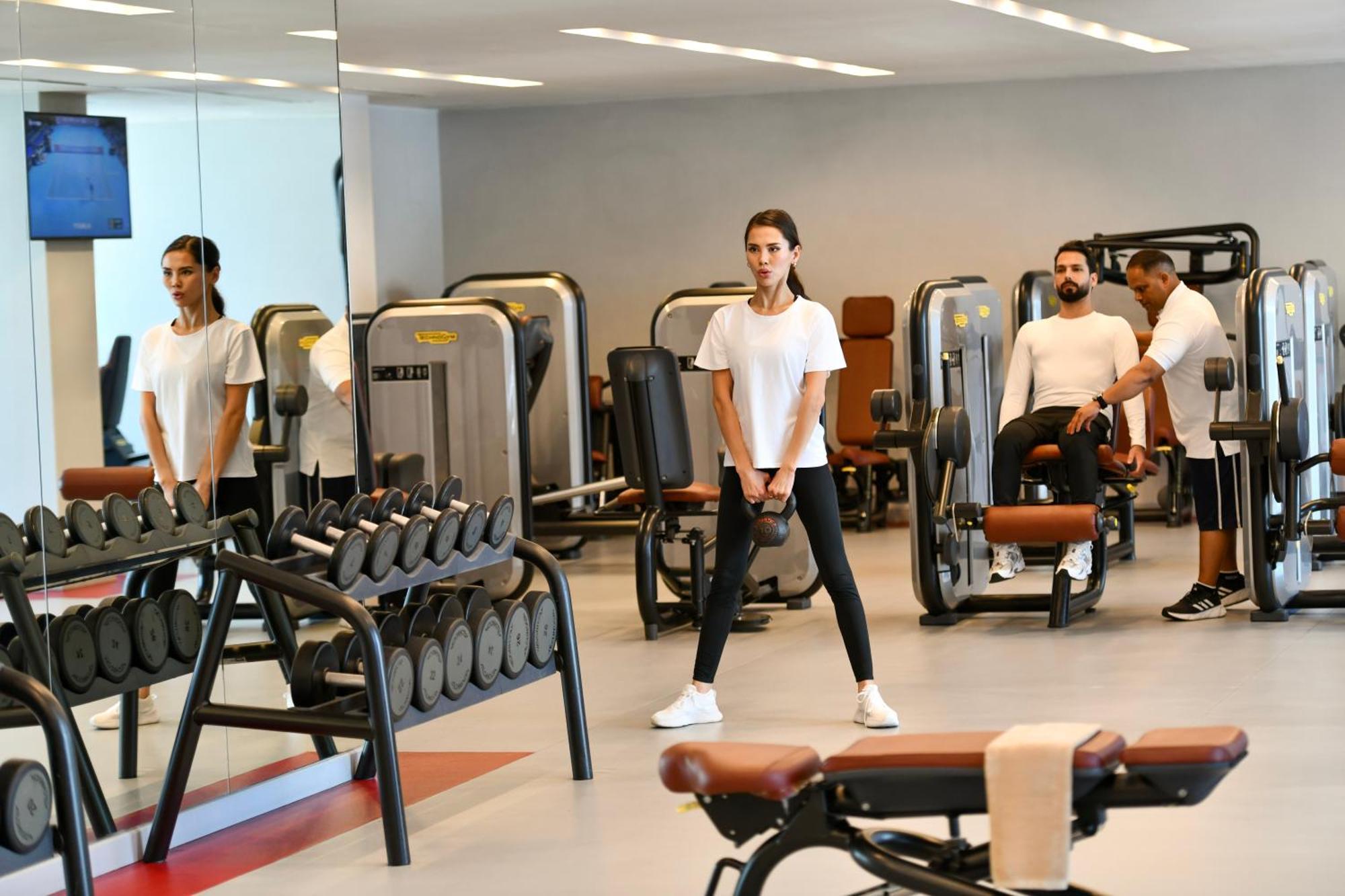 Dusit Doha Hotel Exterior foto The gym at the hotel
