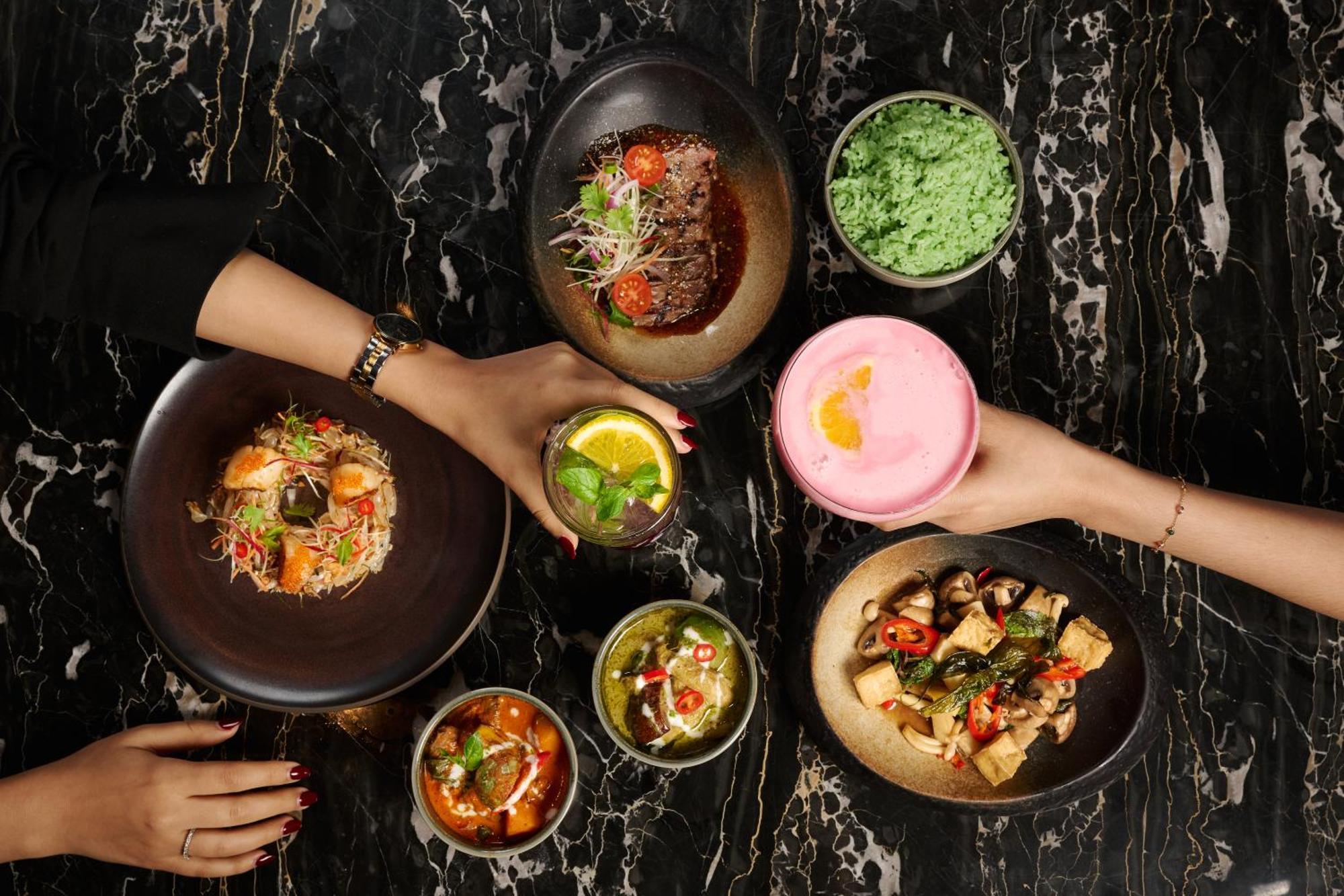 Dusit Doha Hotel Exterior foto Dishes at the restaurant