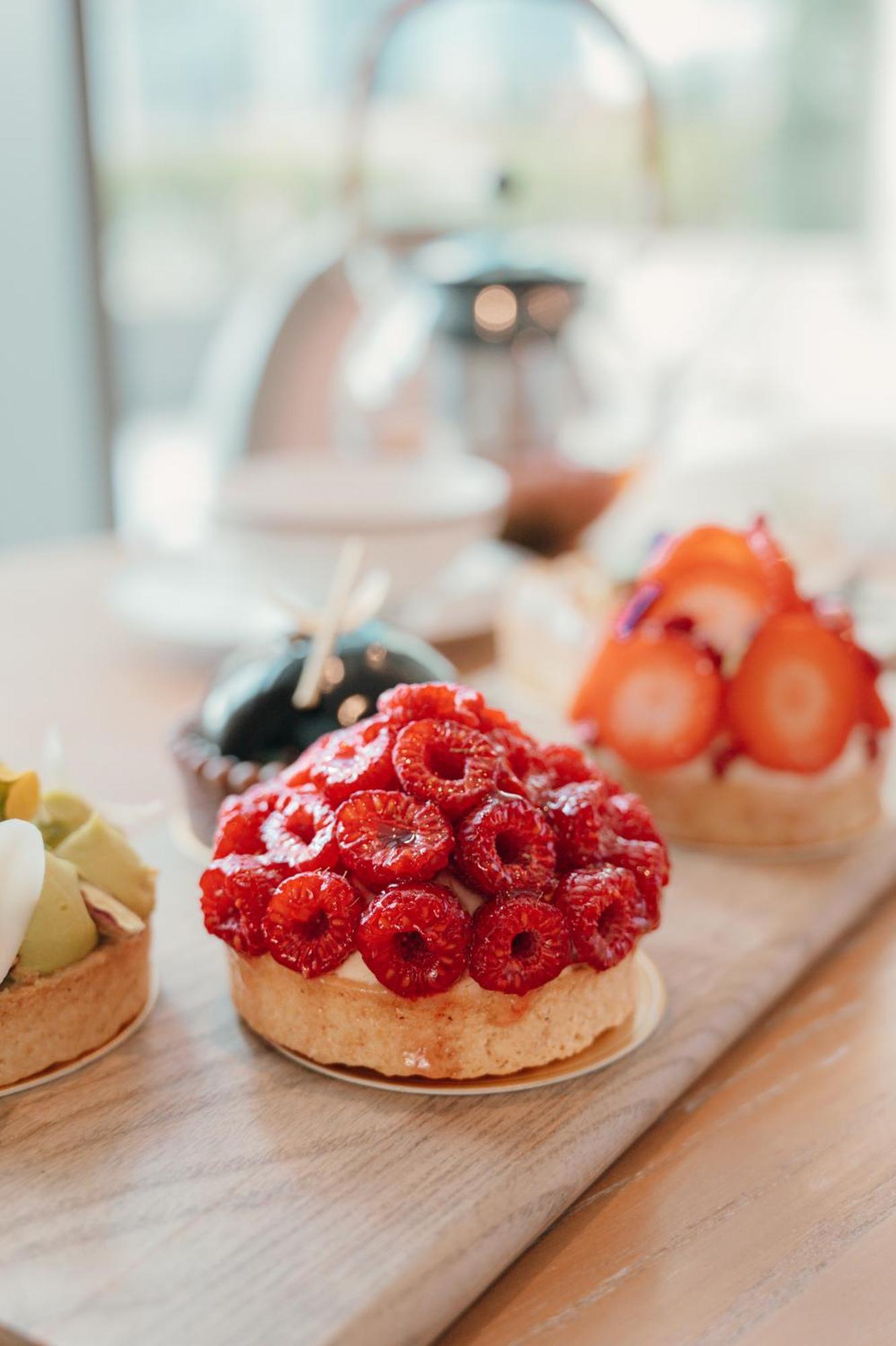 Dusit Doha Hotel Exterior foto Strawberry tart