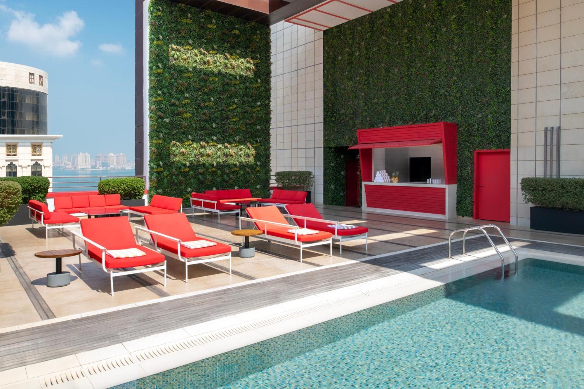 Dusit Doha Hotel Exterior foto The rooftop pool at The Hari